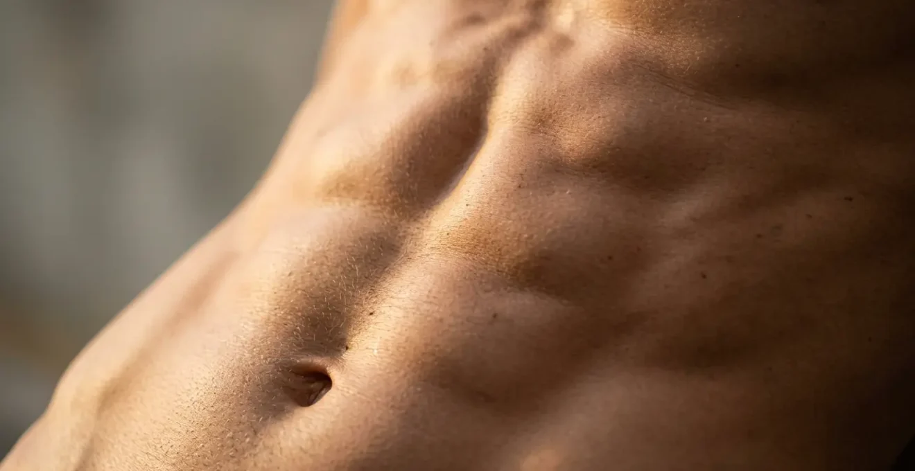 Addome maschile atletico con definizione muscolare perfetta ottenuta attraverso liposcultura HD