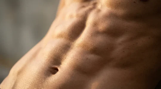 Addome maschile atletico con definizione muscolare perfetta ottenuta attraverso liposcultura HD