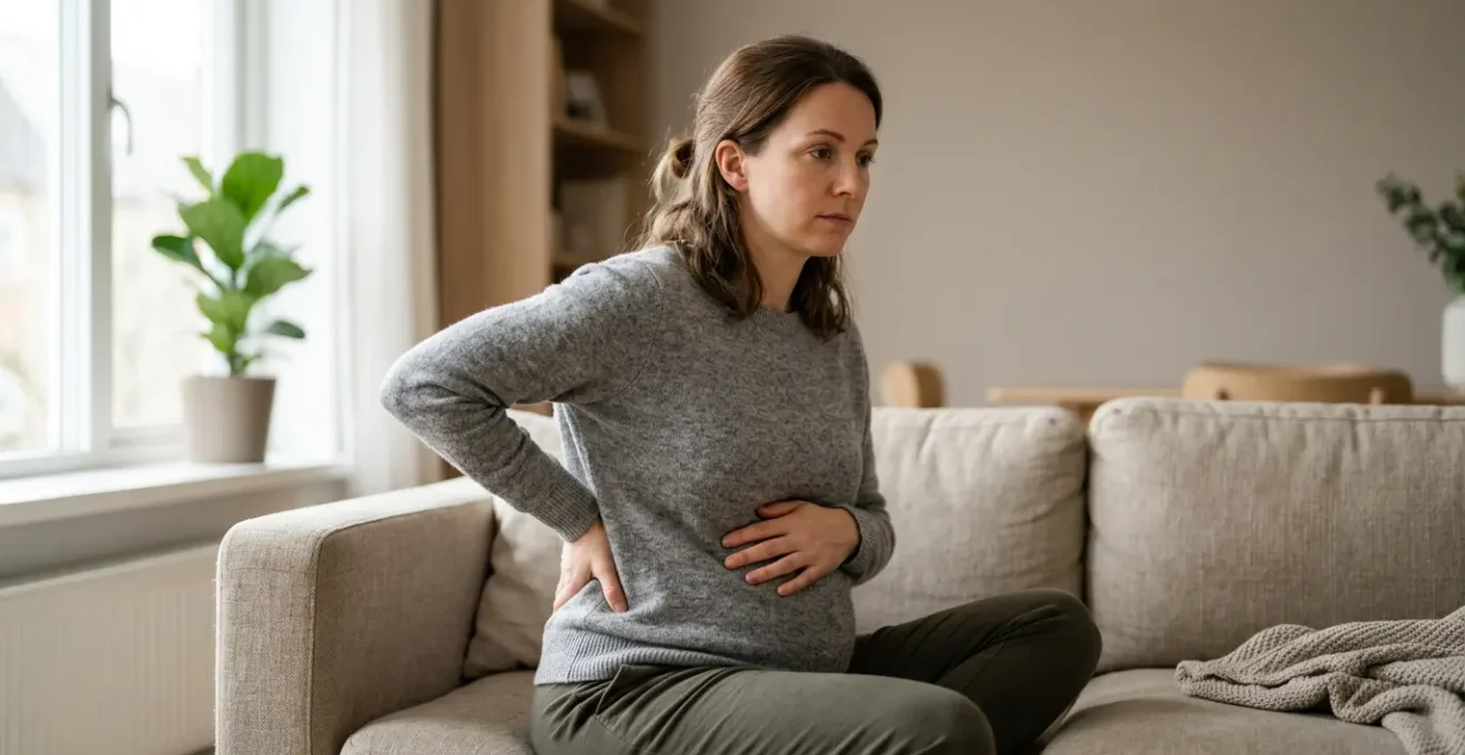 Donna con mano sulla schiena dolorante e addome prominente che evidenzia problemi di diastasi addominale