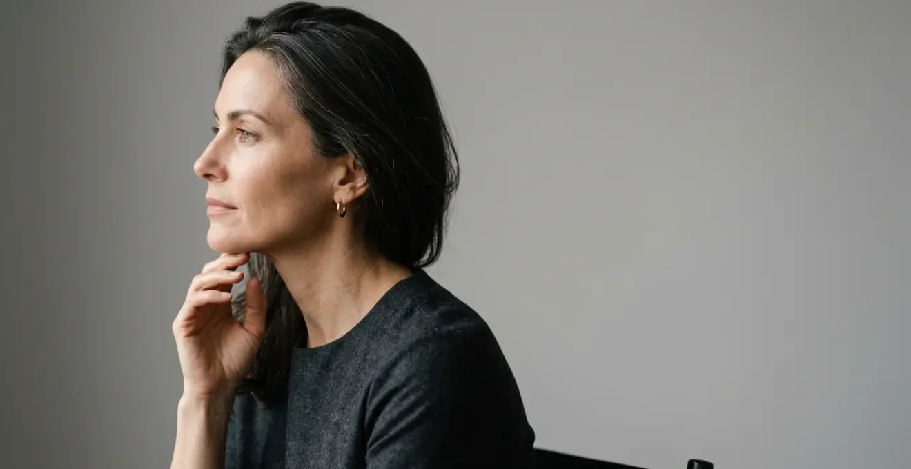 Profilo femminile che mostra la linea mandibolare definita e l'ovale del viso tonico