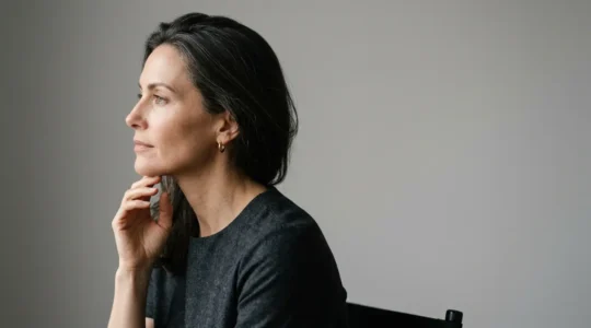 Profilo femminile che mostra la linea mandibolare definita e l'ovale del viso tonico