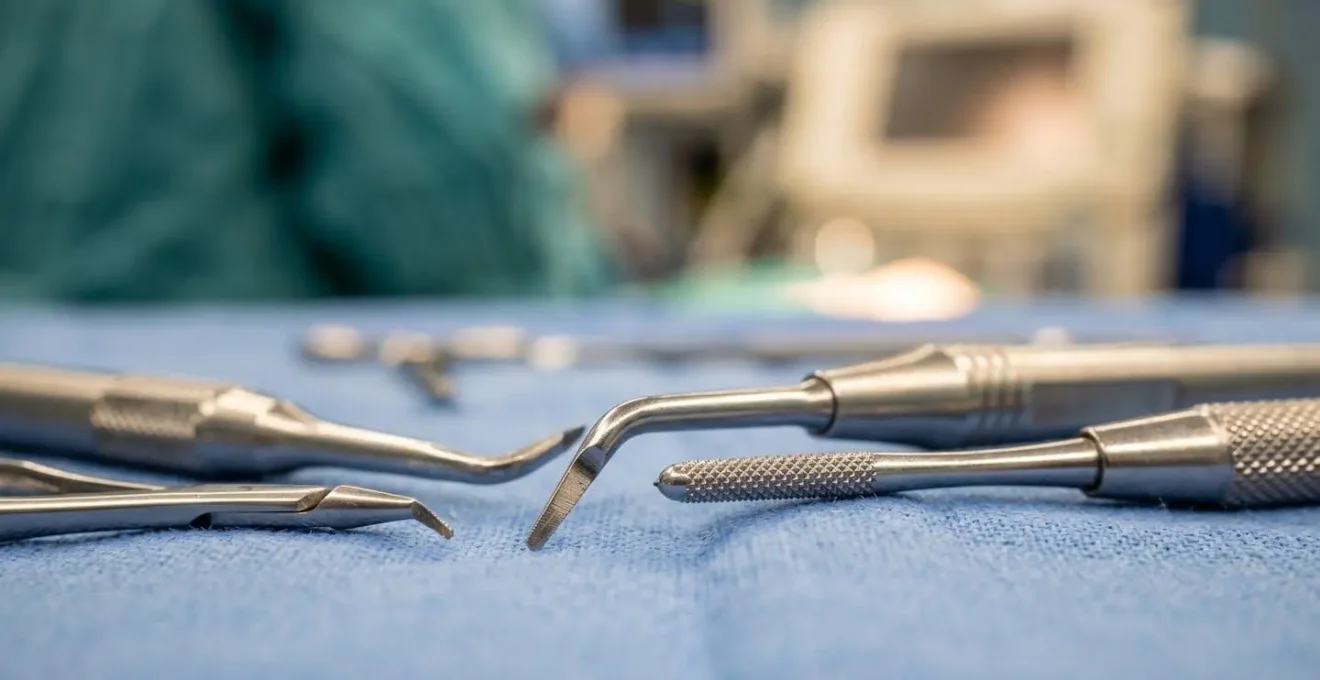 Strumenti chirurgici specializzati per rinoplastica su superficie sterile