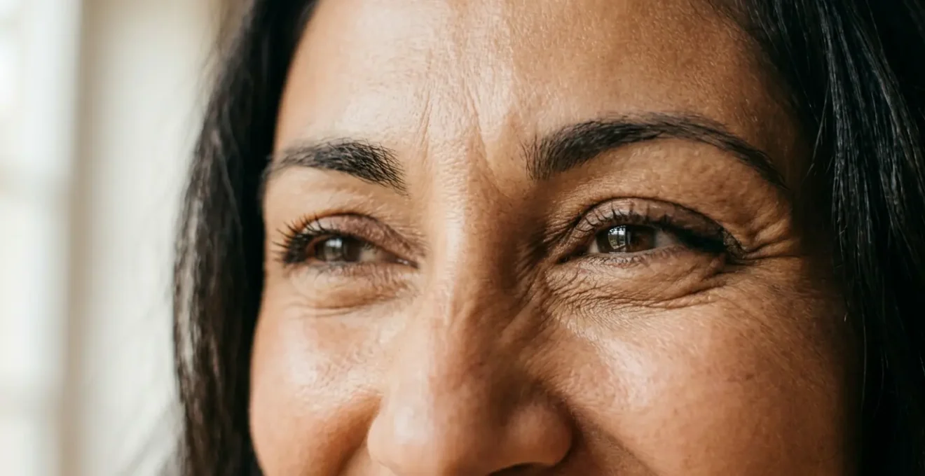 Primo piano del sorriso autentico di una donna con pelle luminosa e occhi espressivi