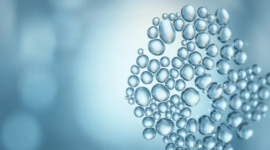 Rappresentazione dettagliata dell'effetto di idratazione profonda degli skinbooster nel derma