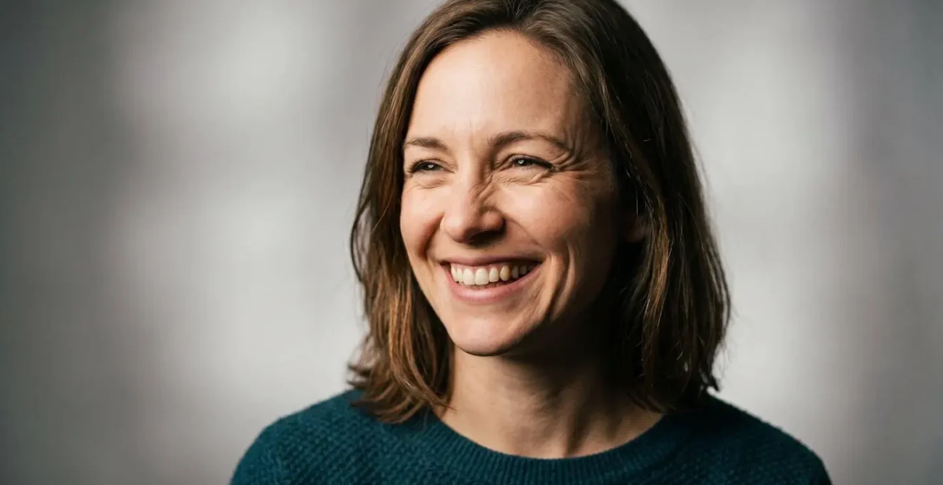 Ritratto di donna che sorride genuinamente mostrando espressività naturale degli occhi