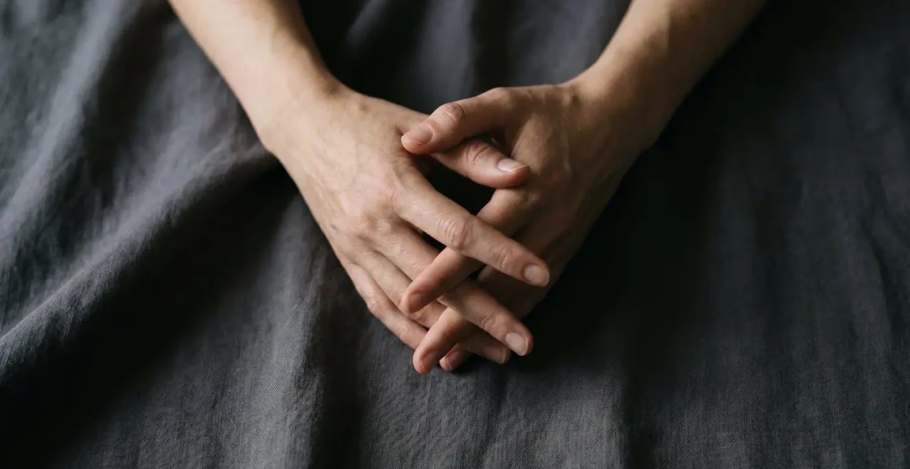 Donna che esegue autotest per diastasi addominale in posizione supina