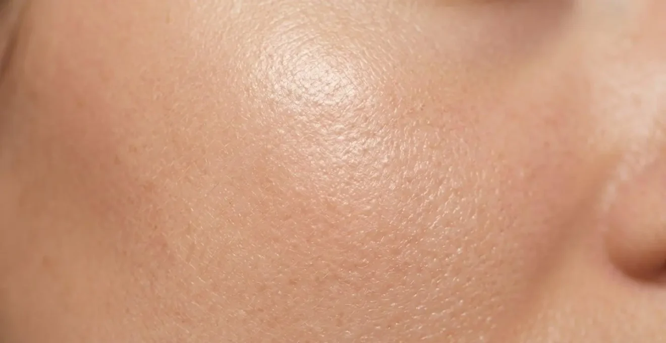 Dettaglio macro della texture della pelle tonica e luminosa